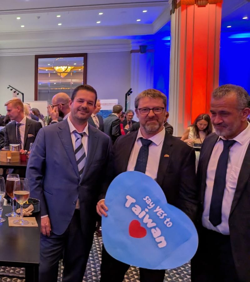 Happy National Day Taiwan 🇹🇼 celebrating our educational partnership. #Taiwan with <a href="/davyvh/">Davy Van Hemelen</a>