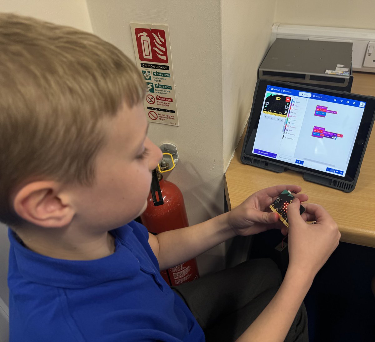 HolmeValleySch's tweet image. Year 6 computing
Micro:Bit @microbit_edu
Creating a touch timer!
Display an icon when working/touched. Shows how many seconds you touched the sensor - can you estimate a time given by your partner?
#InputOutput #Sensors #Maths #Touch #Timer #Microbit
