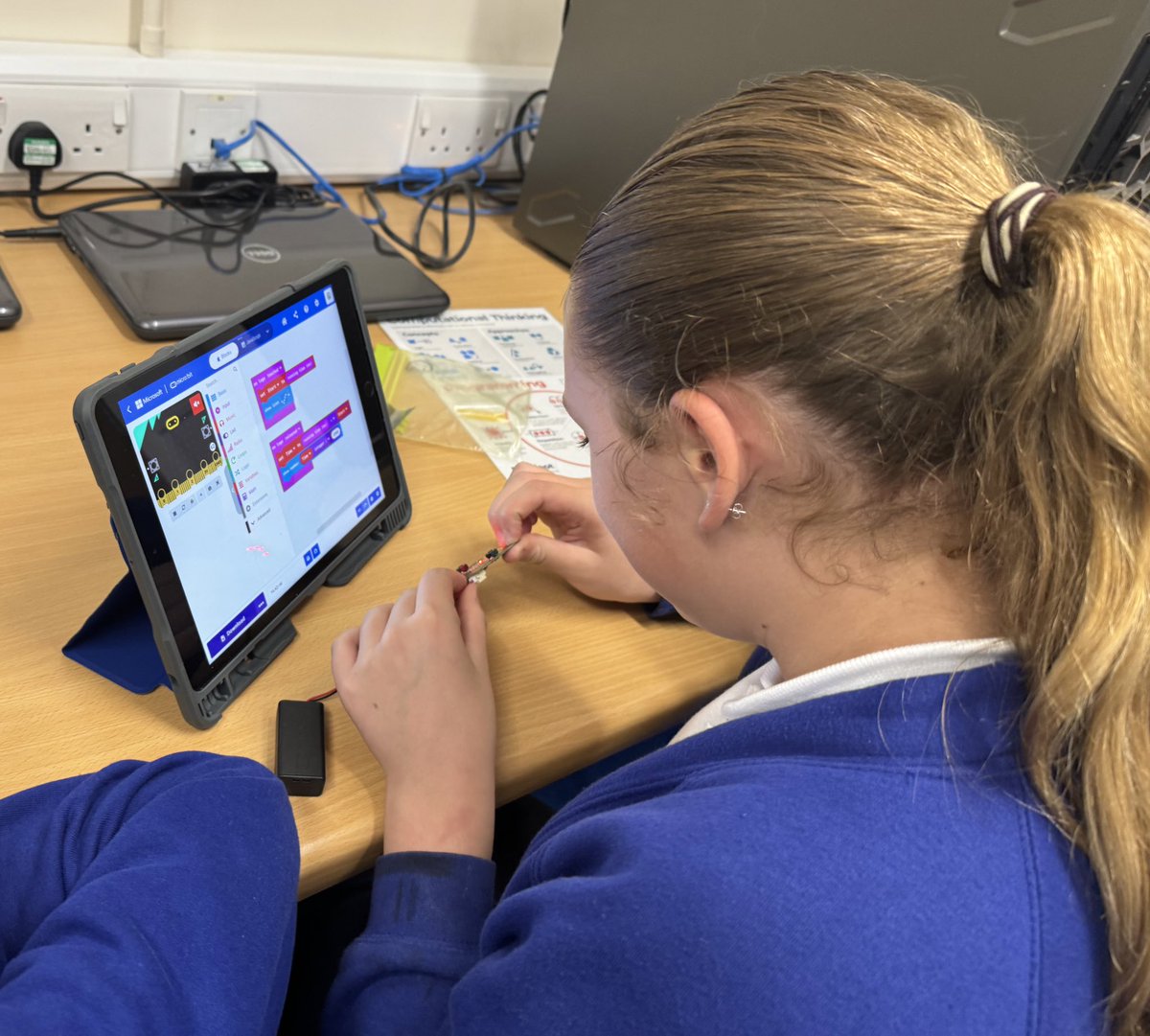 HolmeValleySch's tweet image. Year 6 computing
Micro:Bit @microbit_edu
Creating a touch timer!
Display an icon when working/touched. Shows how many seconds you touched the sensor - can you estimate a time given by your partner?
#InputOutput #Sensors #Maths #Touch #Timer #Microbit