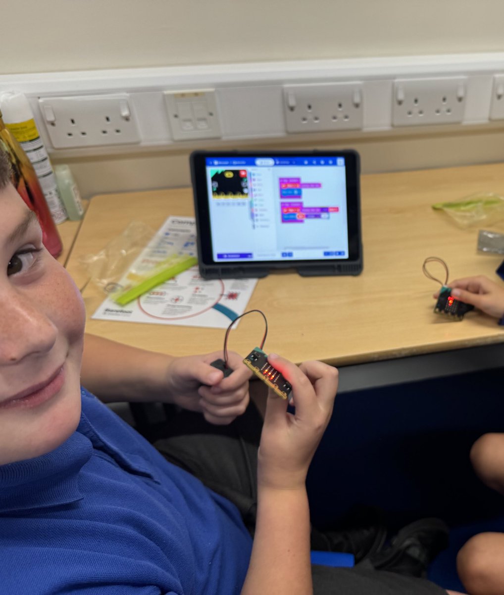 HolmeValleySch's tweet image. Year 6 computing
Micro:Bit @microbit_edu
Creating a touch timer!
Display an icon when working/touched. Shows how many seconds you touched the sensor - can you estimate a time given by your partner?
#InputOutput #Sensors #Maths #Touch #Timer #Microbit