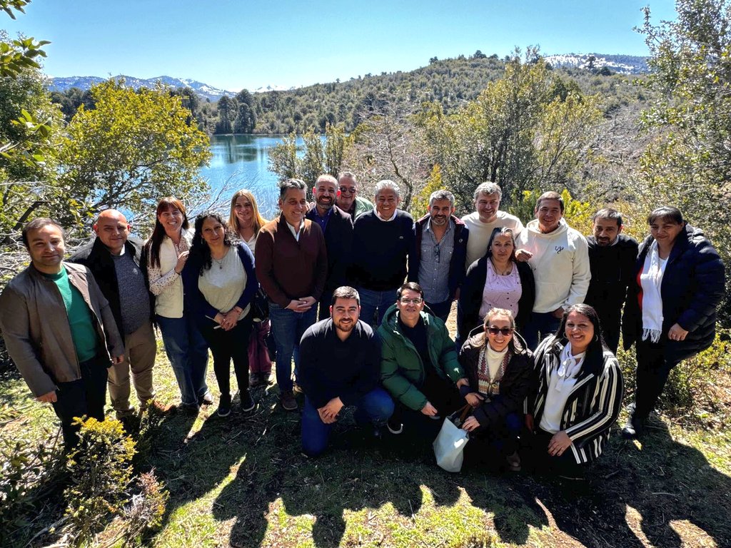 Rolo_Figueroa's tweet photo. GOBIERNO Y MUNICIPIOS TRABAJANDO CODO A CODO

En la Región Centro Oeste nos reunimos con intendentes y concejales para priorizar las obras que vamos a llevar adelante el próximo año. 

Cada región tiene sus propias necesidades, y esta es la forma de asignar de forma eficiente los recursos de los neuquinos, desde el territorio y escuchando a los protagonistas. 

#Regionalización