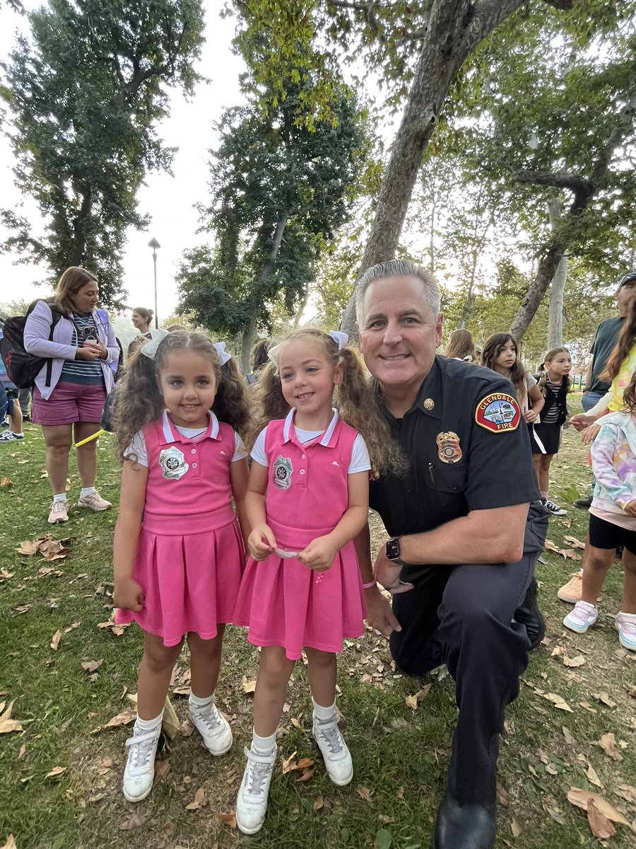 GlendaleFireCA's tweet photo. What a way to start the day! Your GFD & @glendalepolicedept participated in Walk to School Day @glendaleusd with kids and parents of Verdugo Woodlands Elementary School. Having fun but practicing safe walking habits go hand in hand!
#mygfd #myglendale @MyGlendale @GlendalePD https://t.co/LEqTRyi9I3