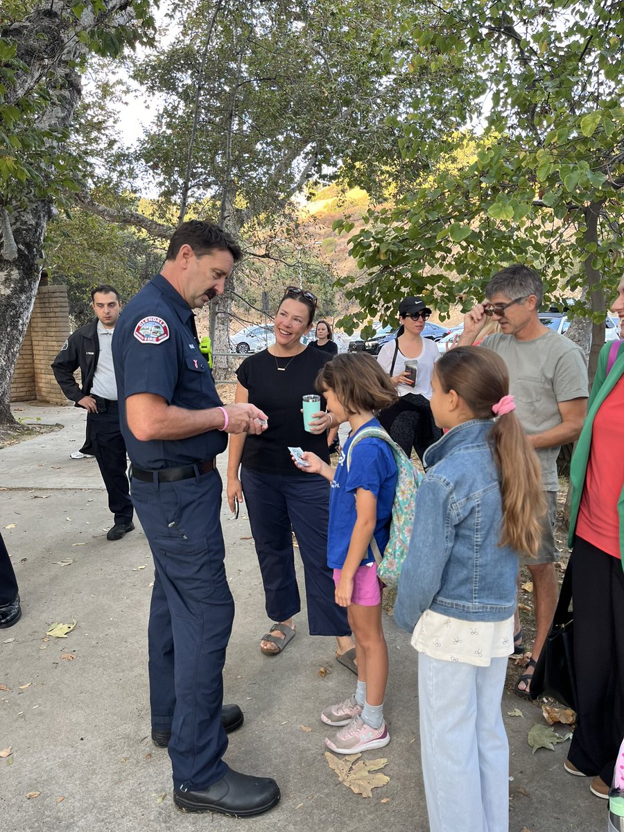 GlendaleFireCA's tweet photo. What a way to start the day! Your GFD & @glendalepolicedept participated in Walk to School Day @glendaleusd with kids and parents of Verdugo Woodlands Elementary School. Having fun but practicing safe walking habits go hand in hand!
#mygfd #myglendale @MyGlendale @GlendalePD https://t.co/LEqTRyi9I3