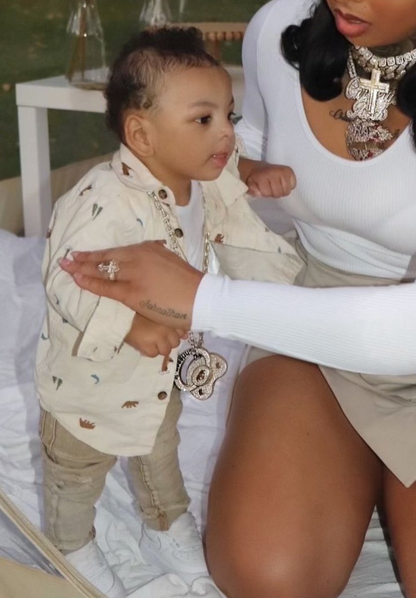 iwzv12's tweet image. This baby still can’t stand up she is still supporting him !! Don’t fall for it !