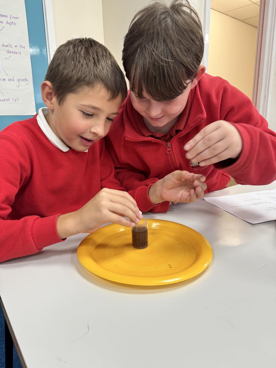 SuperScientist2's tweet image. Coke and mentos experiments today at Brooke Hill Academy 💥🧨 #primaryscience #makingsciencefun