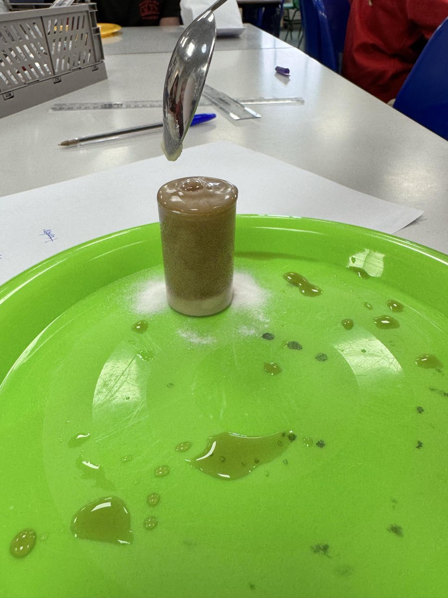 SuperScientist2's tweet image. More photos from coke and mentos experiments today at Brooke Hill Academy 💥🧨 #primaryscience #makingsciencefun