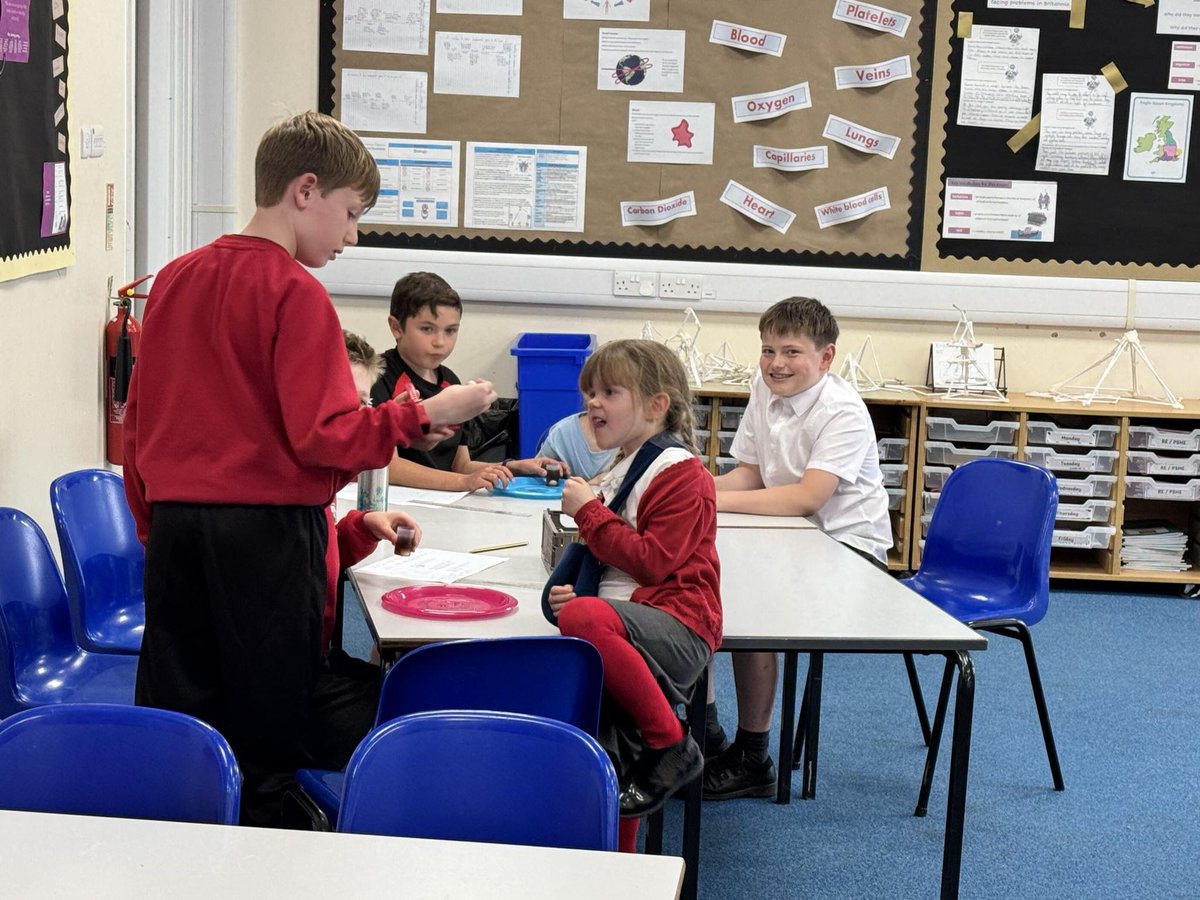 SuperScientist2's tweet image. More photos from coke and mentos experiments today at Brooke Hill Academy 💥🧨 #primaryscience #makingsciencefun