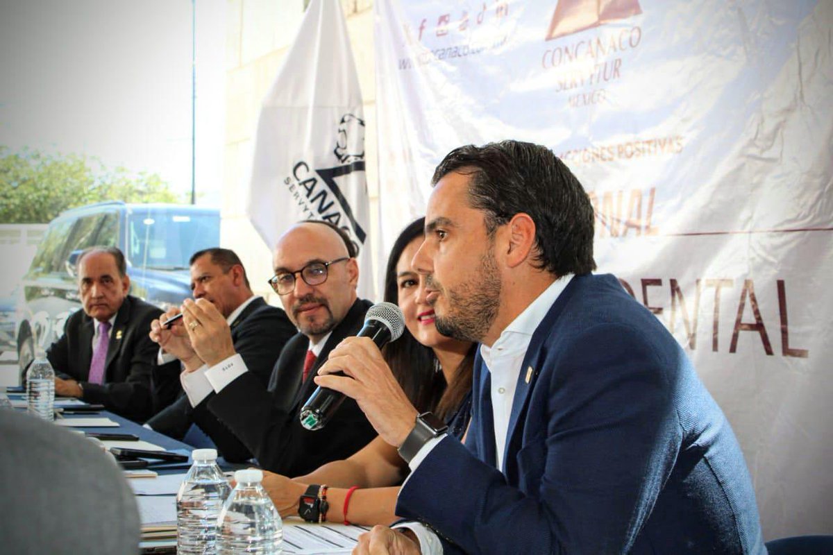 GusPintos27's tweet photo. Gracias @octaviodlatorre @hectortejadasha @Concanaco por la invitación a participar en su Reunión Regional de la Zona Bajío Occidental.

Fue valioso el espacio para dialogar sobre los logros alcanzados y futuros retos que tiene el @Infonavit en Guanajuato. https://t.co/4trnTmOh76