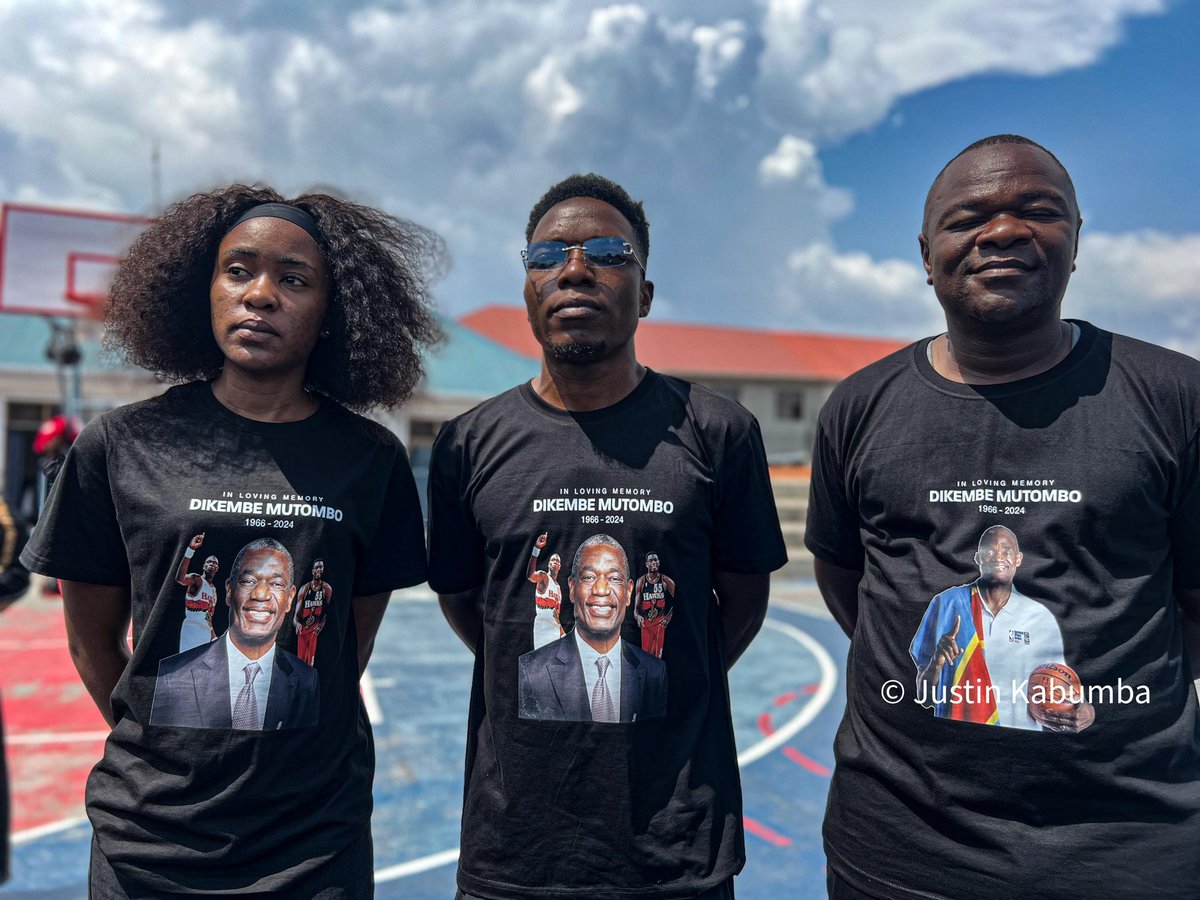 kabumba_justin's tweet image. #RDC|🇨🇩Hommage à Dikembe #Mutombo à #Goma

Des centaines de personnes, dont des joueurs de basket-ball #PJB vêtus de noir et brandissant des bougies allumées, ont manifesté à Goma ce mercredi pour honorer la mémoire de Dikembe Mutombo, légende du basket-ball NBA décédé lundi à