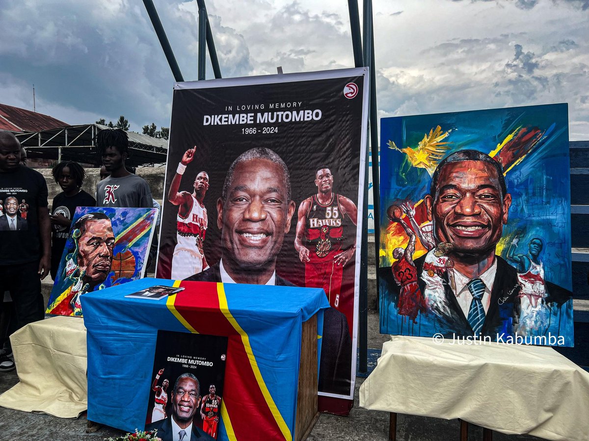 kabumba_justin's tweet image. #RDC|🇨🇩Hommage à Dikembe #Mutombo à #Goma

Des centaines de personnes, dont des joueurs de basket-ball #PJB vêtus de noir et brandissant des bougies allumées, ont manifesté à Goma ce mercredi pour honorer la mémoire de Dikembe Mutombo, légende du basket-ball NBA décédé lundi à