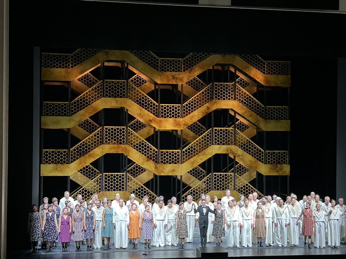 ManuelBrug's tweet photo. Fahrlässige, in ihrer Tanztheater-Dekorationsverliebtheit obszöne Inszenierung von #emmadante, mal schwebend, mal plump dirigiert von #bertranddebilly, das ist der neue, überflüssige #nabucco @StaatsoperBLN. @LucaSalsi75 erstmals auch Darsteller,  @AnnaNetrebko meist sie selbst https://t.co/VC3OFwxOuQ