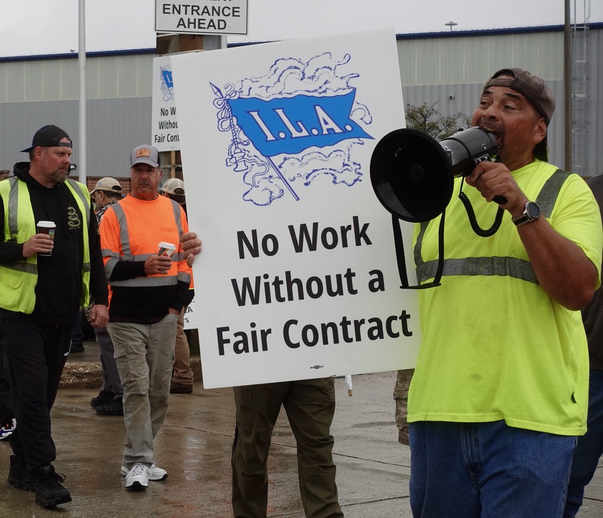 TTDAFLCIO's tweet photo. NO CONTRACT, NO WORK 📣 

@TTDAFLCIO &amp; @MEBAUNION  proudly walked on the picket line alongside our @ILAunion brothers and sisters at the Port of Baltimore. We stand strong with them in this fight against corporate greed. https://t.co/13NiryQcyQ