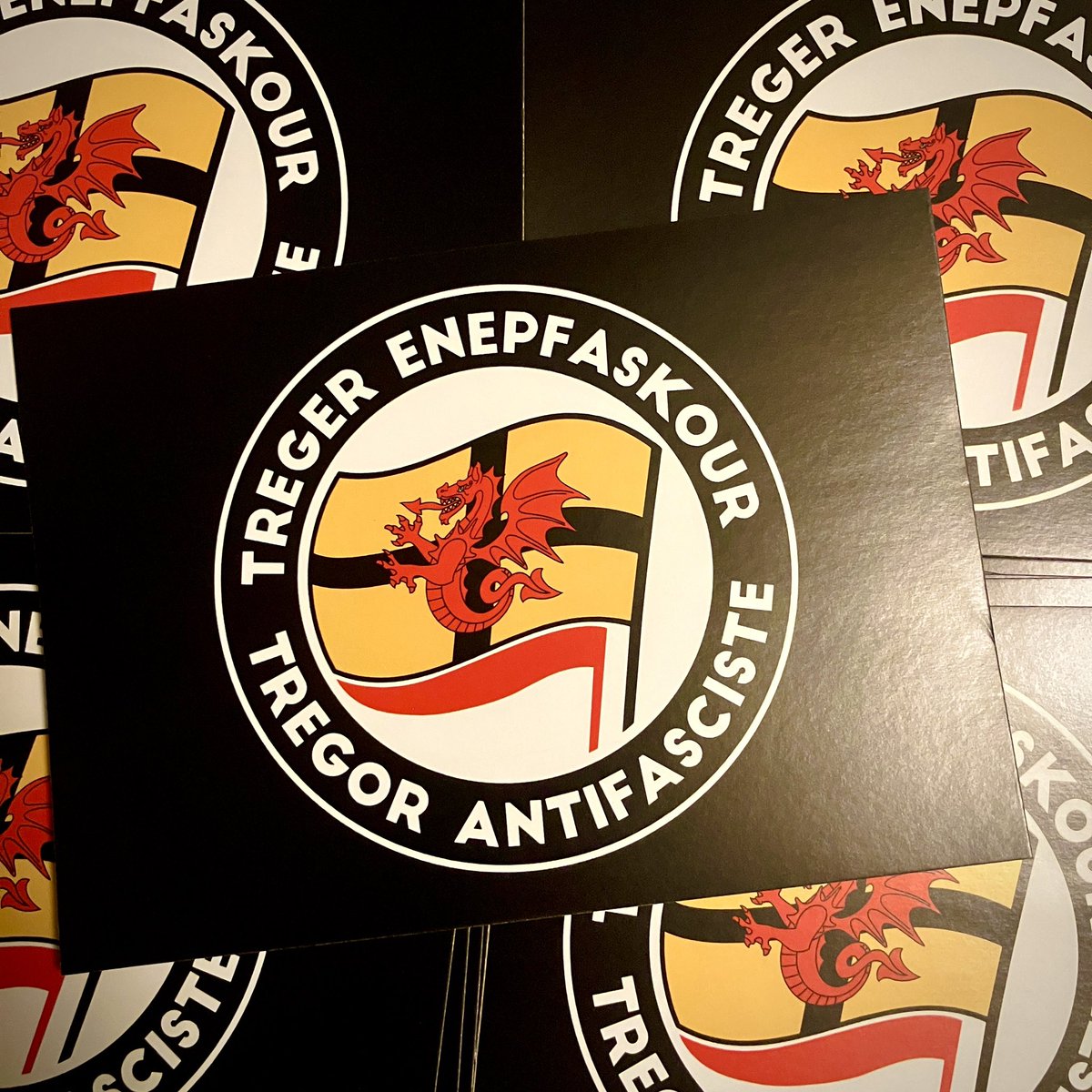 🔥 NEVEZ 🔥 NEW 🔥

Pegsunioù #Antifa divyezhek #brezhoneg-galleg evit stourm a-enep d'ar faskourien e #BroDreger ! 🐉

Stickers #Treger Enepfaskour / 🐲#Trégor antifasciste :
🚩 disuj.bzh 🚩

#BreizhAntifa #bzhg #BZH