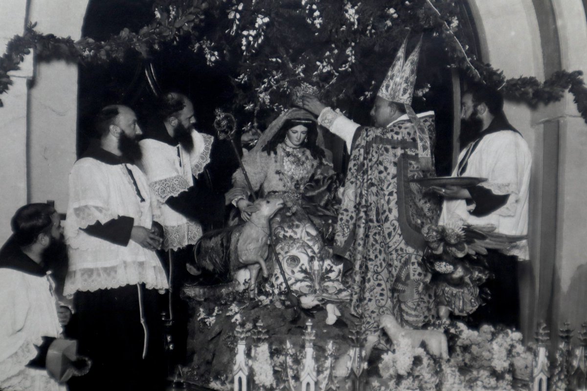 JesusMLozano's tweet photo. @AlCielo101 La historia no se cambia a base de obviarla.

22 DE MAYO DE 1921•LA CORONACIÓN CANÓNICA DE LA DIVINA PASTORA DE CAPUCHINOS DE SEVILLA https://t.co/G5X2hkeUXL