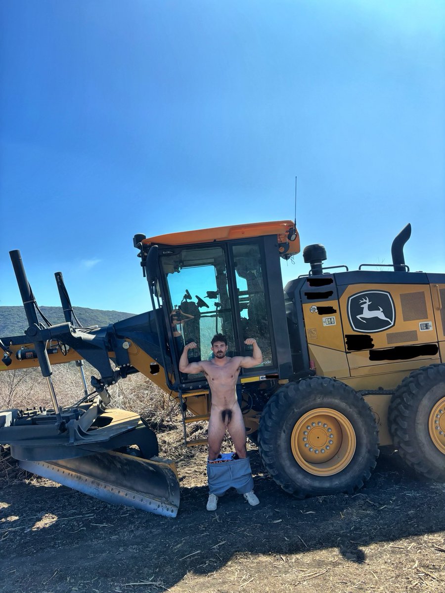 CodyCampbell31's tweet photo. who wants to get plowed? 🚜💨 https://t.co/aUhw8niBbH