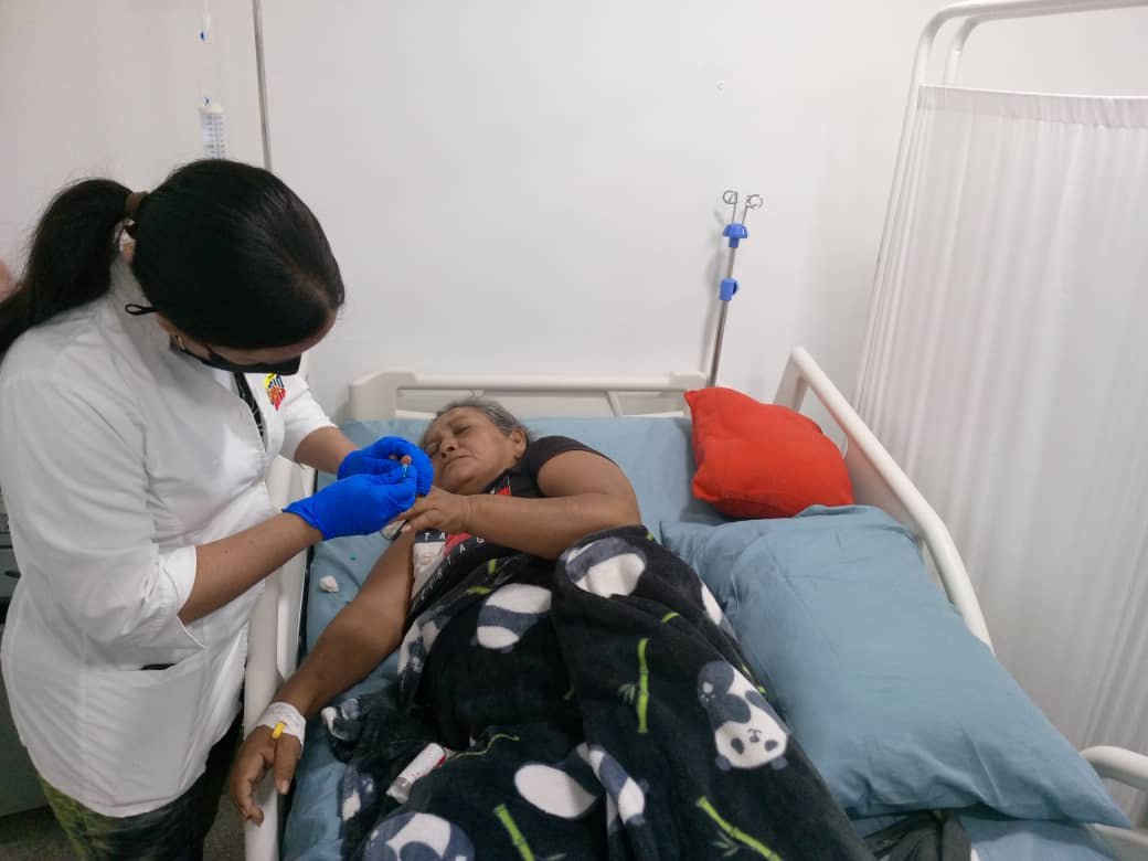 CdI Evaristo Rodríguez Lic en laboratorio tomando muestra a pacientes ingresados ,brindando un servicio de excelencia y calidad al pueblo venezolano .#CubaPorLaVida #CubaCoopera <a href="/cubacooperaven/">Brigada Médica Cubana en Venezuela</a> <a href="/Cubacooperabol2/">Brigada Médica 🇨🇺 Bolívar🇻🇪</a>