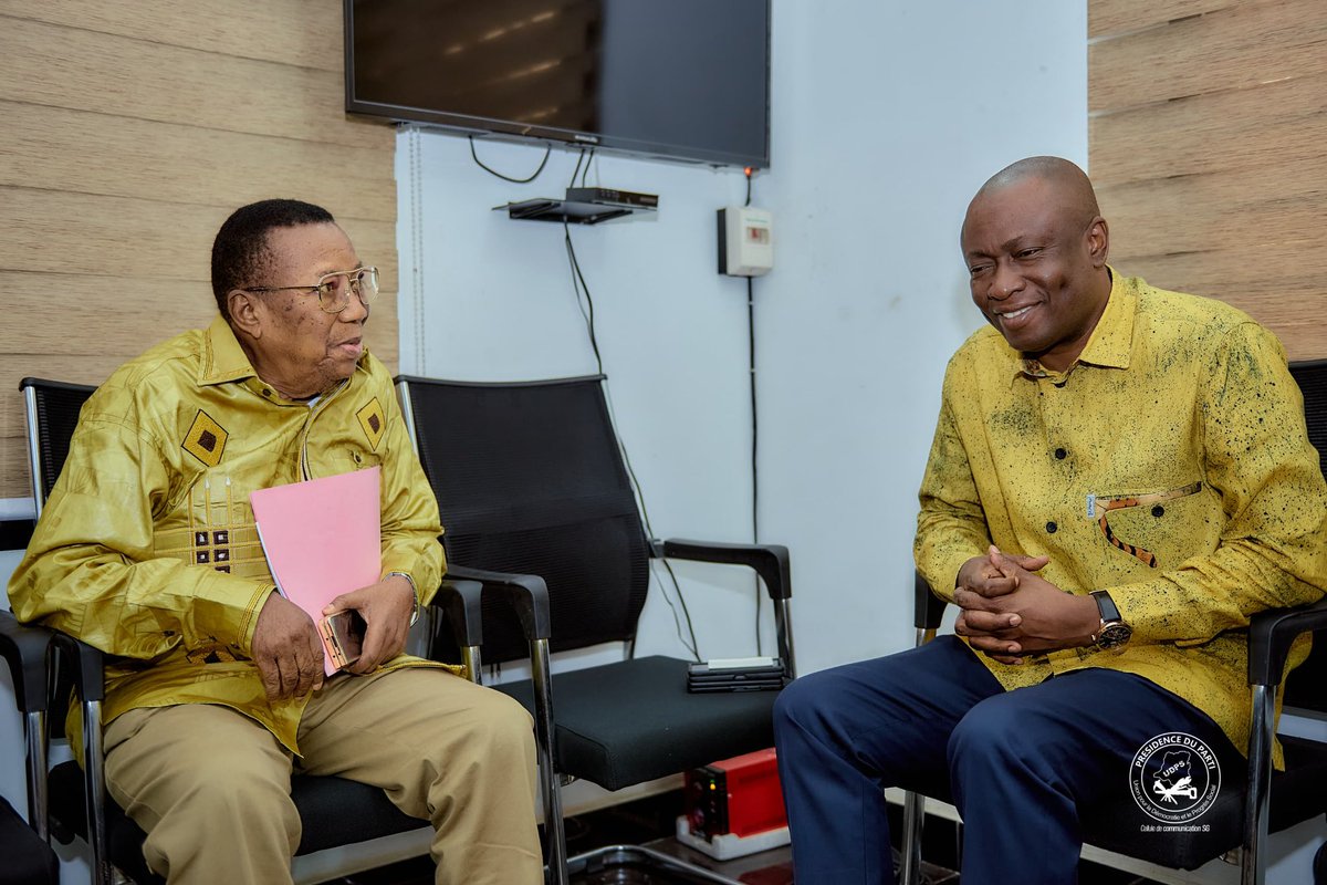 PatrickLokala_'s tweet photo. #RDVC/UDPS : Reçu en audience par le SG Augustin Kabuya, le fondateur Charles Dia Oken-A-MBEL réitère son soutien au Président de la République et à la hiérarchie du parti
L'un des 13 parlementaires à la base de la création de l'UDPS en 1982, Charles Dia Oken-A-MBEL a fait le déplacement de la Permanence de l'UDPS/Tshisekedi ce mardi, 01 octobre, où il a été reçu en audience par le Président intérimaire, l'Honorable @AugustinKabuyaT.
Dans leurs échanges, l'un des fondateurs de l'ancienne fille aînée de l'opposition a fait part au Secrétaire Général de l'UDPS de son soutien indéfectible au Chef de l’État, SEM Félix-Antoine TSHISEKEDI TSHILOMBO et aux statuts du parti desquels les actuels autorités du parti tirent leur légitimité.
Il a affiché son opposition à la démarche controversée de ses collègues fondateurs, Lusanga Ngiele et Paul Kapita, contenue dans un mémorandum dont une copie a été remise au numéro 1 de l'UDPS au cours de cette audience.
Charles Dia Oken-A-MBEL parle ainsi d'une démarche creuse, dépouillée de tout son sens, d'autant plus que celui qui dirige le pays est le fils de l'un des 13 parlementaires et invite ses collègues fondateurs de revenir à la raison.
LIBERTÉ PLUS