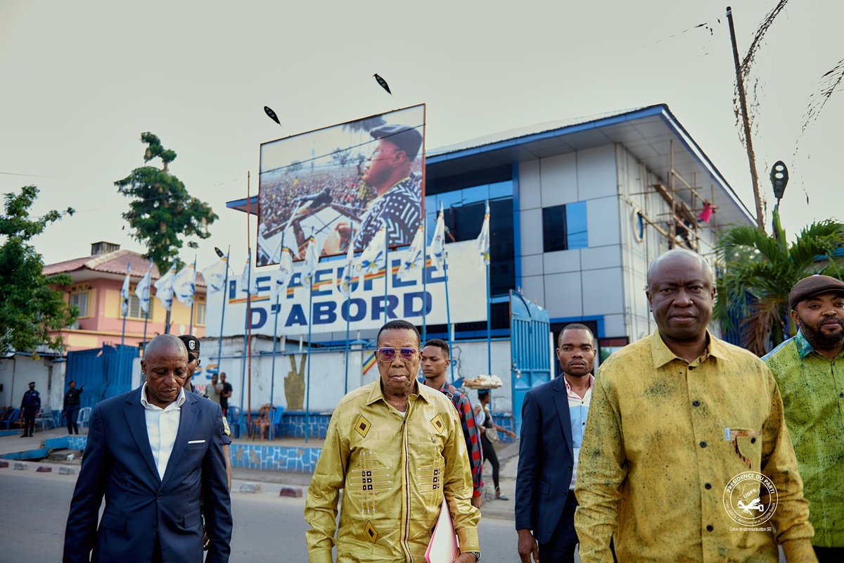 PatrickLokala_'s tweet photo. #RDVC/UDPS : Reçu en audience par le SG Augustin Kabuya, le fondateur Charles Dia Oken-A-MBEL réitère son soutien au Président de la République et à la hiérarchie du parti
L'un des 13 parlementaires à la base de la création de l'UDPS en 1982, Charles Dia Oken-A-MBEL a fait le déplacement de la Permanence de l'UDPS/Tshisekedi ce mardi, 01 octobre, où il a été reçu en audience par le Président intérimaire, l'Honorable @AugustinKabuyaT.
Dans leurs échanges, l'un des fondateurs de l'ancienne fille aînée de l'opposition a fait part au Secrétaire Général de l'UDPS de son soutien indéfectible au Chef de l’État, SEM Félix-Antoine TSHISEKEDI TSHILOMBO et aux statuts du parti desquels les actuels autorités du parti tirent leur légitimité.
Il a affiché son opposition à la démarche controversée de ses collègues fondateurs, Lusanga Ngiele et Paul Kapita, contenue dans un mémorandum dont une copie a été remise au numéro 1 de l'UDPS au cours de cette audience.
Charles Dia Oken-A-MBEL parle ainsi d'une démarche creuse, dépouillée de tout son sens, d'autant plus que celui qui dirige le pays est le fils de l'un des 13 parlementaires et invite ses collègues fondateurs de revenir à la raison.
LIBERTÉ PLUS