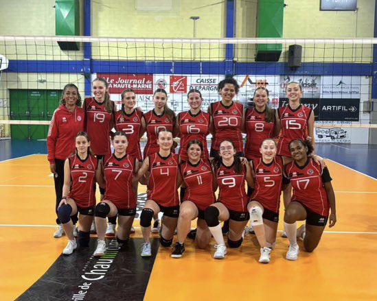 voley360_'s tweet photo. Vanessa "Choco" Palacios, ícono del voleibol peruano, asume el reto como entrenadora del Chaumont Volleyball en Francia. A sus 40 años, lidera tanto al equipo femenino como al sub-18, con miras a ascender (mayores) y llegar lejos en la Copa de Francia sub-18

#VOLEY360 https://t.co/3jALkdtC6s