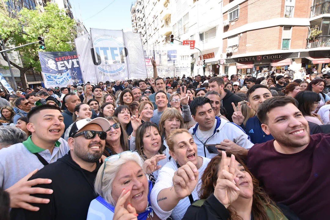 Andreswatsonok's tweet photo. Marchamos en defensa de la universidad pública y de nuestro sistema científico, ante el veto total del presidente Milei a la Ley de Financiamiento. 

Siempre nos van a encontrar defendiendo la educación pública, gratuita y de calidad para todas y todos los argentinos. https://t.co/2Bk4F7jVq0
