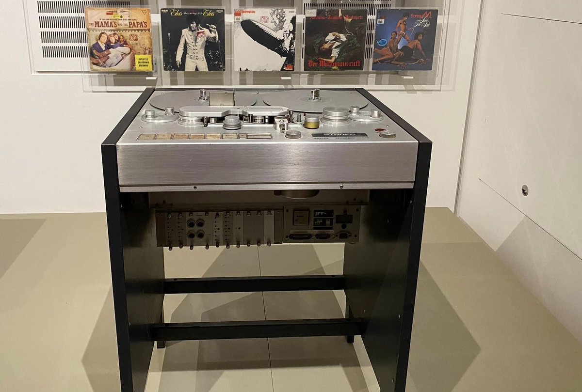 Radioliebe. Vergeht nie. Vor fast 30 Jahren meinen ersten Radiobeitrag in Vorarlberg damit geschnitten. Die einzelnen OTs auf die Schenkel gelegt und dann zusammengeklebt 🫶 #radioforever