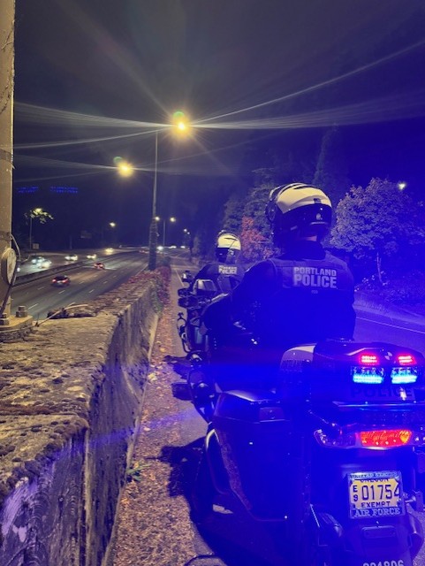 PortlandPolice's tweet photo. Last night Traffic Officers conducted a speed enforcement mission on Hwy 26 near the zoo exit. They issued 22 citations with 26 total charges, gave 4 warnings &amp; towed 2 vehicles. 1 motorcycle eluded. The mission's goal was to enhance traffic safety &amp; reduce speed-related crashes https://t.co/w8fyuE6qBe