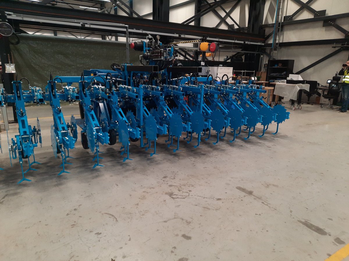Lemken investeert met nieuwe fabriek in het Nederlandse Dinteloord fors in mechanische onkruidbestrijding. Visie op duurzame toekomst. Samen met andere voorlichters en pers mocht ik vandaag aanwezig zijn bij de opening en de voorstelling van de nieuwe Thulit wiedeg van 12m breed.