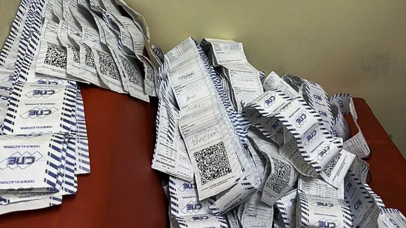 Aquí está lo que se encontraron cuando abríeron las maletas Gucci de María Corina en New York jajajajjajaja tomaaaaa papá!!!