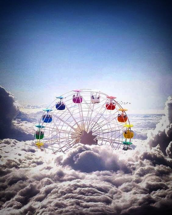 "Ya no me preocupan
     las vueltas que da la vida;
       sólo las personas que,
          a pesar del vértigo,
             las quieren dar conmigo."

Feliz jueves!!
Buenos días.