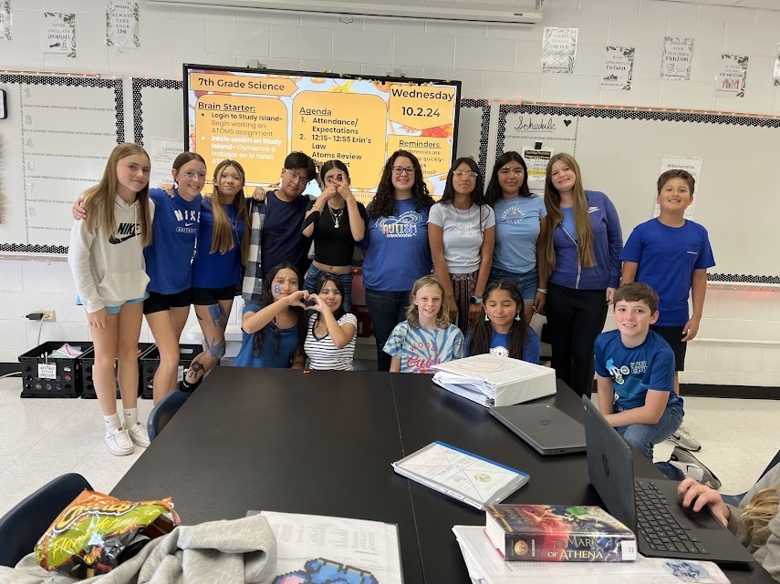 HarvardJrHigh's tweet photo. 🐝 🖤💛 Homecoming Day 3- Class Colors!! 🐝🖤💛 Seventh Graders were all decked out in BLUE! 
🐝🖤💛 ¡¡¡Día de Regreso a Casa 3 Colores de Clase!!! 🐝🖤💛 Los alumnos de septimo se vistieron de AZUL. 

#harvardrising #jrhornetsrising #cusd50 @cusd50 @HarvardD50 #HJH https://t.co/0Hic8xCzBx