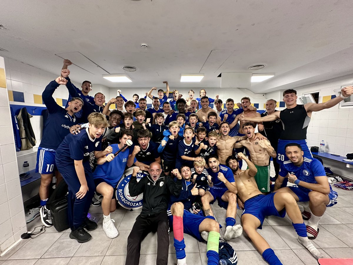 LasRozas_CF's tweet photo. PRIMER EQUIPO| 📸 de una nueva victoria, en casa, ante nuestra afición.

🥳 Pasamos a la siguiente ronda y ya estamos en ¼ de final.

🏆 Y, por soñar, que no nos despierten todavía que estamos a un paso de volver a cumplir un sueño muy bonito. A un solo paso.

#CorazonAzul | 💙 https://t.co/nZPW25BFNO