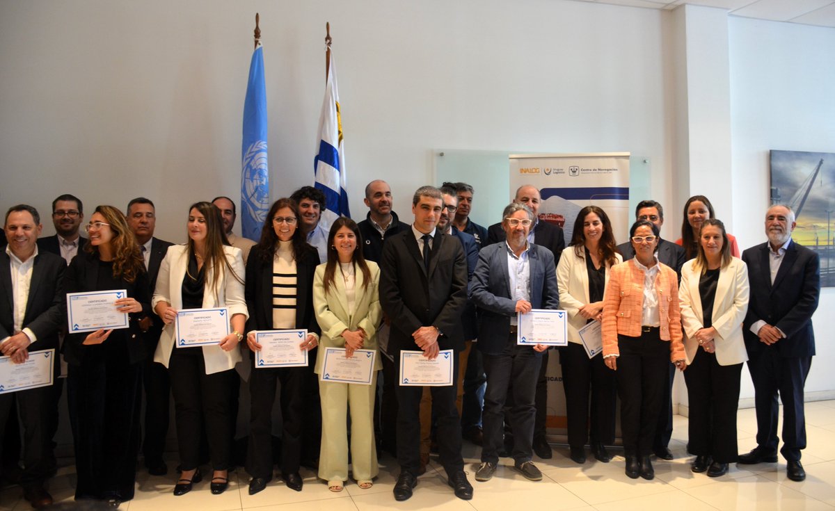 🎓Con la presencia de autoridades nacionales e internacionales del ámbito logístico y portuario, se realizó en el @cennave la entrega de diplomas a los graduados de la primera edición del curso Gestión Moderna de Puertos de la <a href="/UNCTAD/">UN Trade and Development</a>, dictado en Uruguay 🇺🇾.