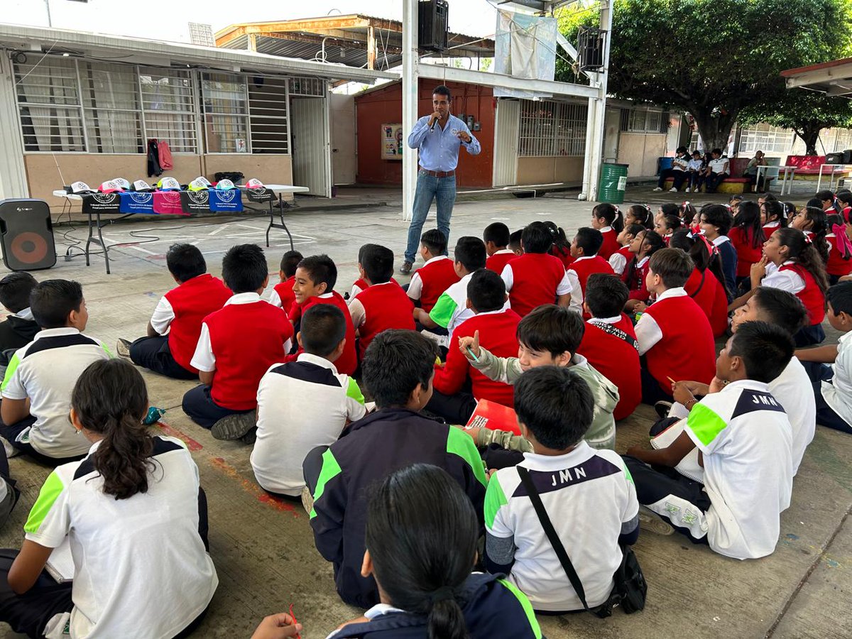 TUJPAMorelos's tweet photo. TUJPA: ¡Entre rejas y risas, tú decides tu futuro!

El #TUJPA realizó una divertida y educativa charla con los estudiantes de la Primaria "Jesús Merino Nieto" en #EmilianoZapata los jóvenes aprendieron de manera práctica cómo las decisiones que toman hoy pueden impactar su futuro https://t.co/uc1601Pjkk