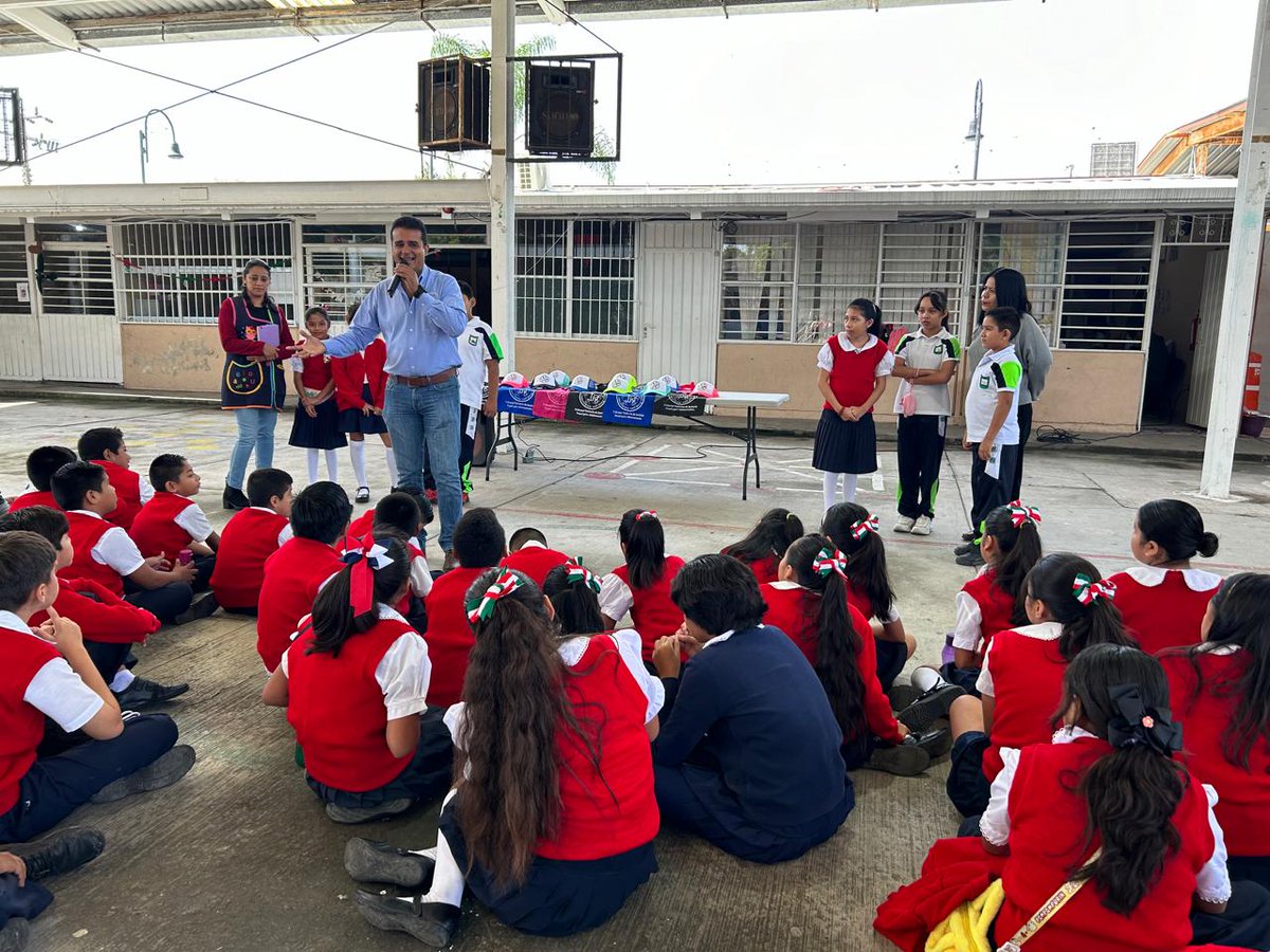 TUJPAMorelos's tweet photo. TUJPA: ¡Entre rejas y risas, tú decides tu futuro!

El #TUJPA realizó una divertida y educativa charla con los estudiantes de la Primaria "Jesús Merino Nieto" en #EmilianoZapata los jóvenes aprendieron de manera práctica cómo las decisiones que toman hoy pueden impactar su futuro https://t.co/uc1601Pjkk