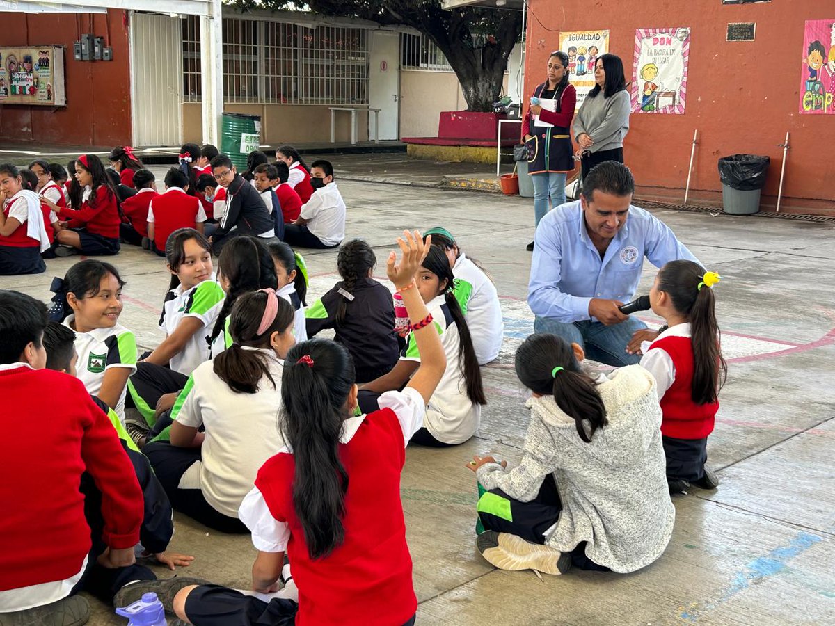 TUJPAMorelos's tweet photo. TUJPA: ¡Entre rejas y risas, tú decides tu futuro!

El #TUJPA realizó una divertida y educativa charla con los estudiantes de la Primaria "Jesús Merino Nieto" en #EmilianoZapata los jóvenes aprendieron de manera práctica cómo las decisiones que toman hoy pueden impactar su futuro https://t.co/uc1601Pjkk