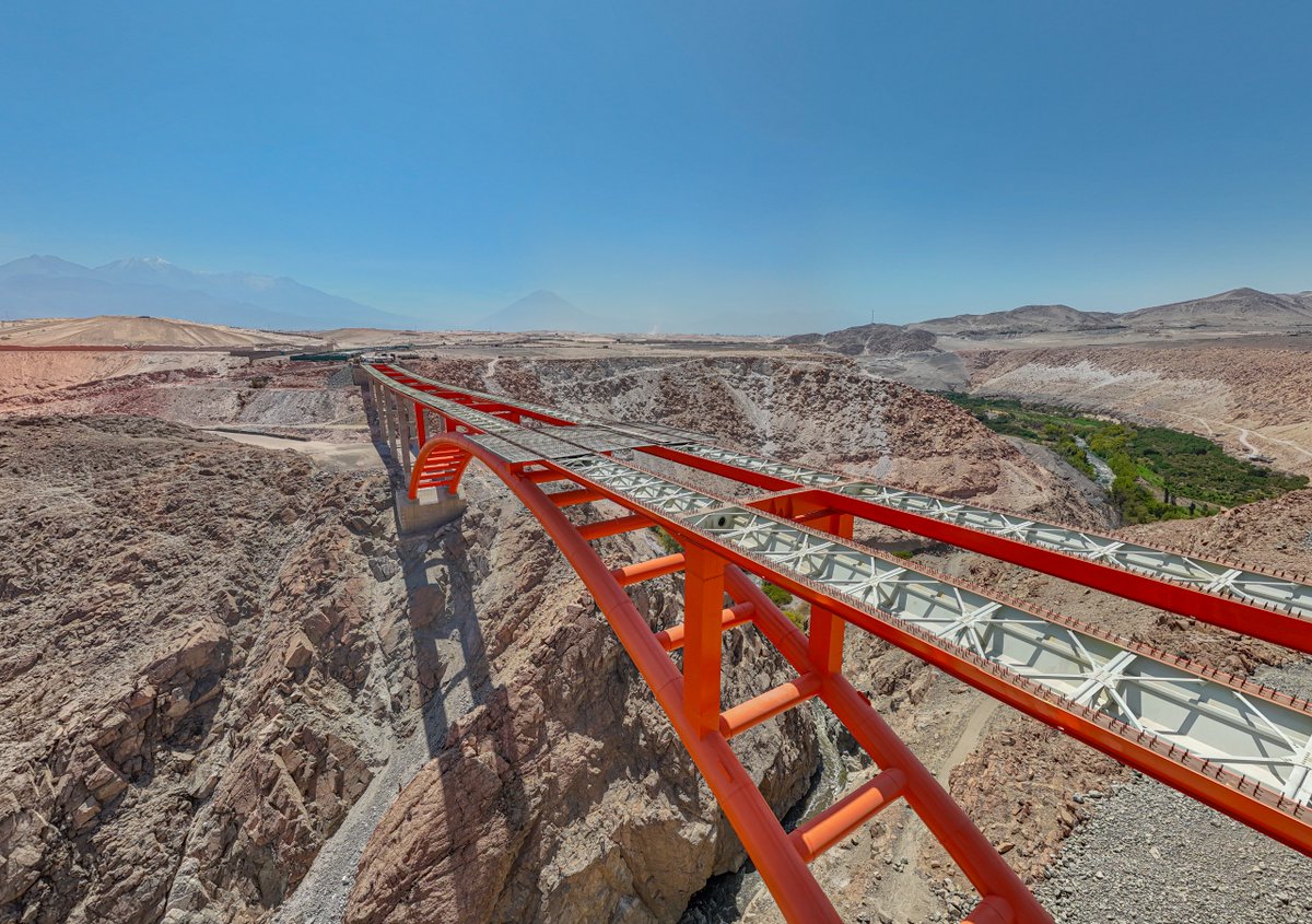 🚧 Se reiniciaron las obras en el puente de la autopista Arequipa-La Joya🛠️ La maquinaria se trasladará en los próximos días y el puente Virgen de Chapi estará operativo en julio del próximo año, luego de pruebas de resistencia. #CambioYDesarrollo #GobiernoRegionaldeArequipa