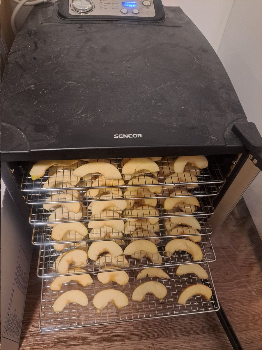StepanHanus's tweet photo. Přípravy na derby jedou v plném proudu nejen na hřišti 🍎

Hlásím paní předsedkyně @petra_kania , že sušička jede na plný pecky 🫡 Do soboty bude hotovo a jablíčka budou ready 👌

Jo a btw @OndrejKani13615 tenhle spolehlivý stroj od #Sencor mohu doporučit do každé domácnosti 😏👍 https://t.co/xTFMw3fox3