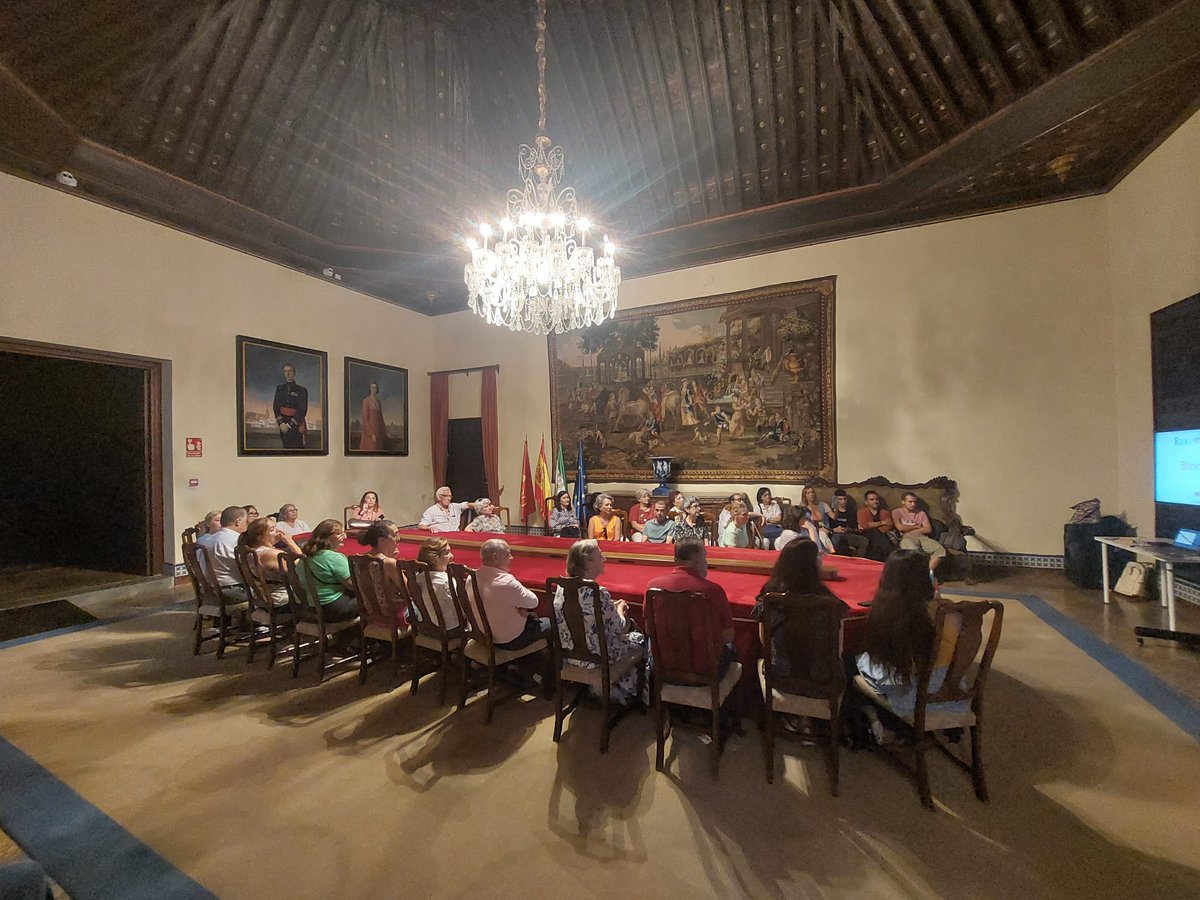 DtoNervion's tweet photo. 🏛️👑El #DistritoNervión visita hoy el @SevillaAlcazar de la mano de una especialista en patrimonio.
✅Vecinos del Distrito y miembros de #aciso han tenido la oportunidad de conocer y disfrutar de nuestro legado histórico. https://t.co/DskoFjQqNb