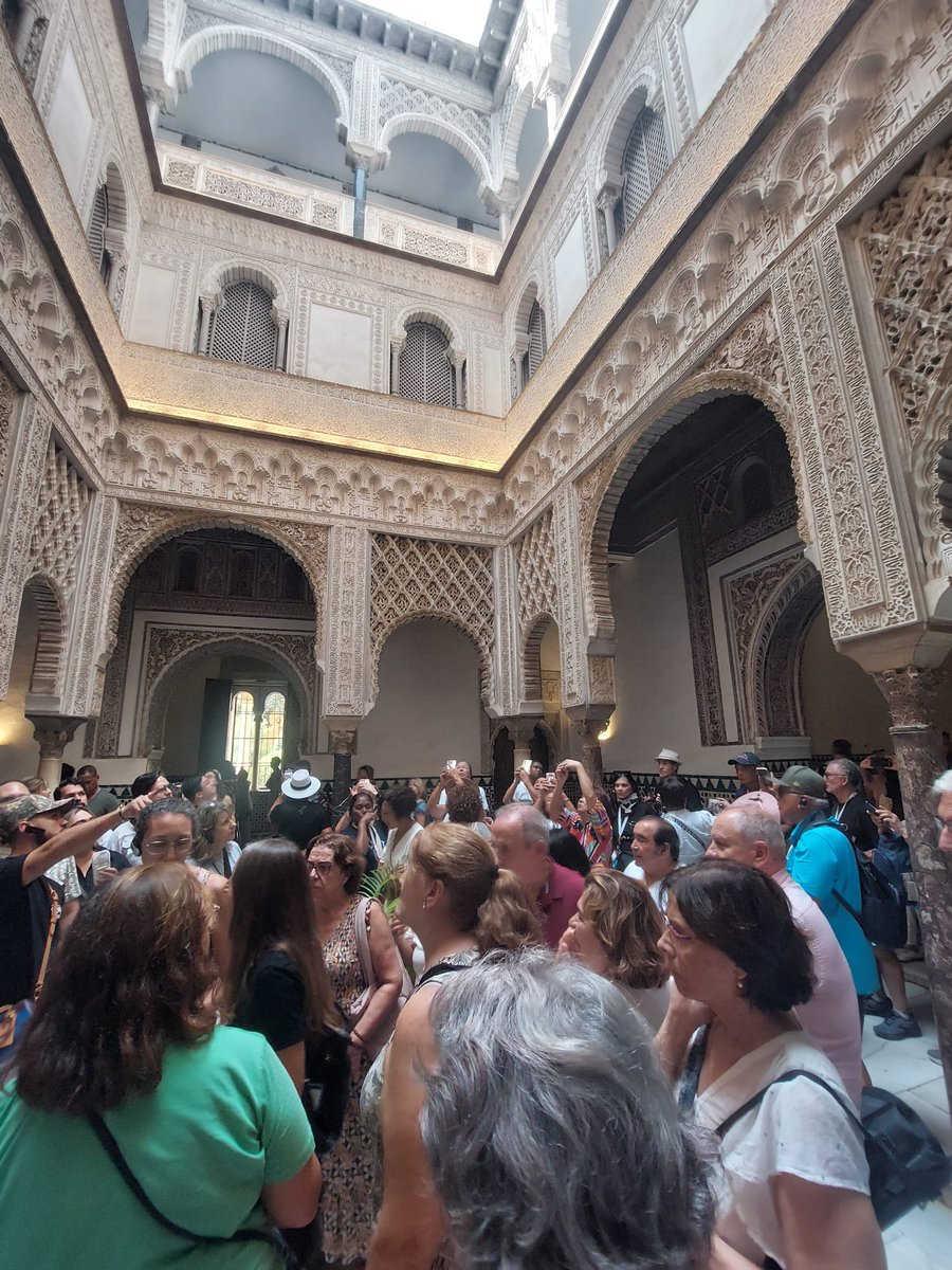 DtoNervion's tweet photo. 🏛️👑El #DistritoNervión visita hoy el @SevillaAlcazar de la mano de una especialista en patrimonio.
✅Vecinos del Distrito y miembros de #aciso han tenido la oportunidad de conocer y disfrutar de nuestro legado histórico. https://t.co/DskoFjQqNb