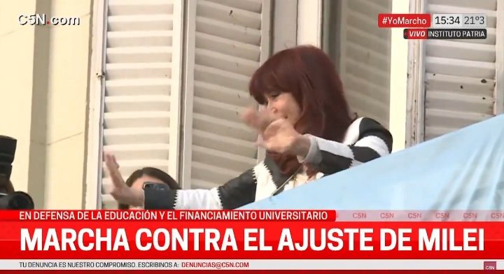 oriafer23's tweet photo. Cristina aparece para liderar #LaMarcha y orgullosa de haber puesto un presidente como Alberto Fernández, egresado de la Universidad de BS As, y docente en dicha Universidad. #LaMarchaDeCFk https://t.co/RTiJRHLh7Q