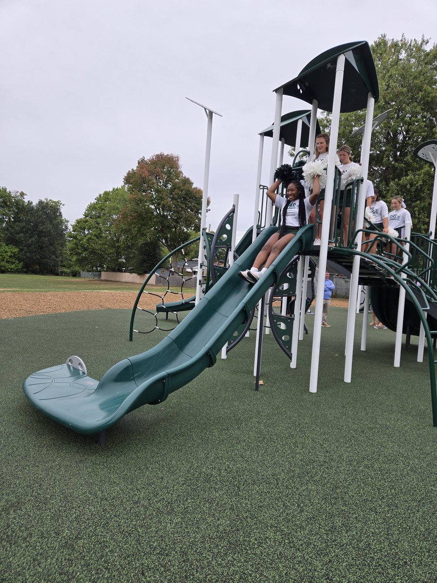Green_Raiders's tweet photo. A special thanks and appreciation to our cheerleaders who helped make a special day even brighter! Congrats to Edgewood and appreciation of the hard-working PTO for this amazing new playground! 💚 https://t.co/pOVq07aw6O