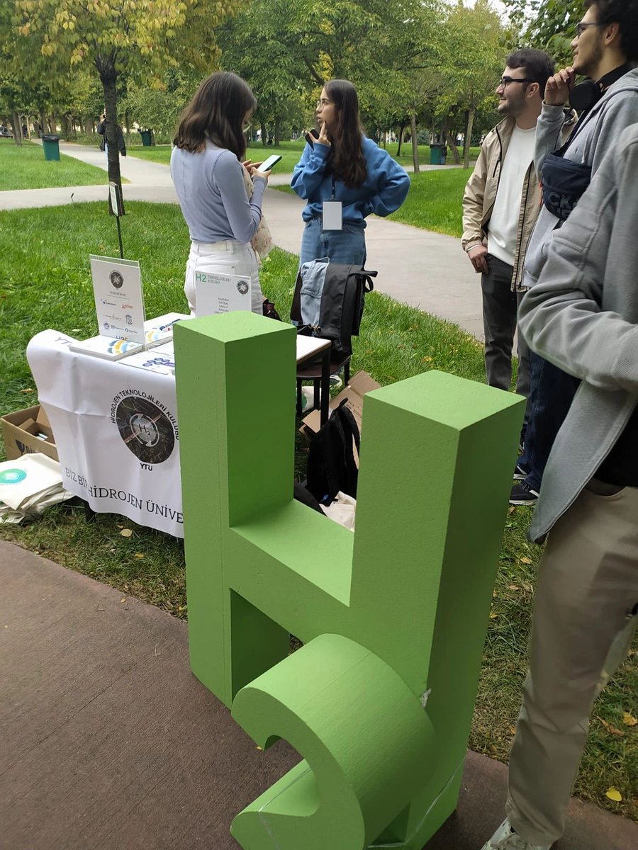 Standımıza göstermiş olduğunuz ilgi için çok teşekkürler. Ekibimiz giderek genişliyor. Hidrojen Akademi, İletişim, Sanayi, Toplum ve Organizasyon kurullarında yer almak istersen aramıza katıl⚡