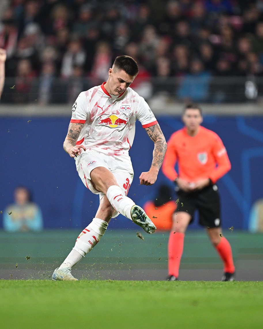 RBLeipzig's tweet photo. TOOOOOOR. YES. SESKO bringt uns wieder in Führung!

Unser Mittelstürmer schiebt die Kugel aus Sicht des Schützens ins rechte Toreck. 💪

⏱️ 65. Minute | 2:1
   #RBLJUV @ChampionsLeague https://t.co/YLKUprtqwX