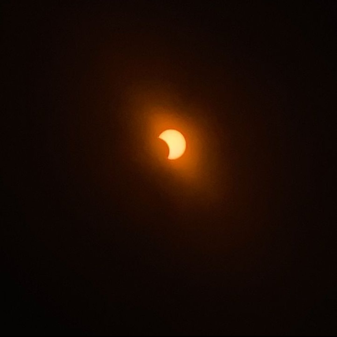 AURAinChile's tweet image. Con un 33% de magnitud observamos el #Eclipse2024 Solar Anular desde nuestra oficina en La Serena, Chile
☀️🌘🌎