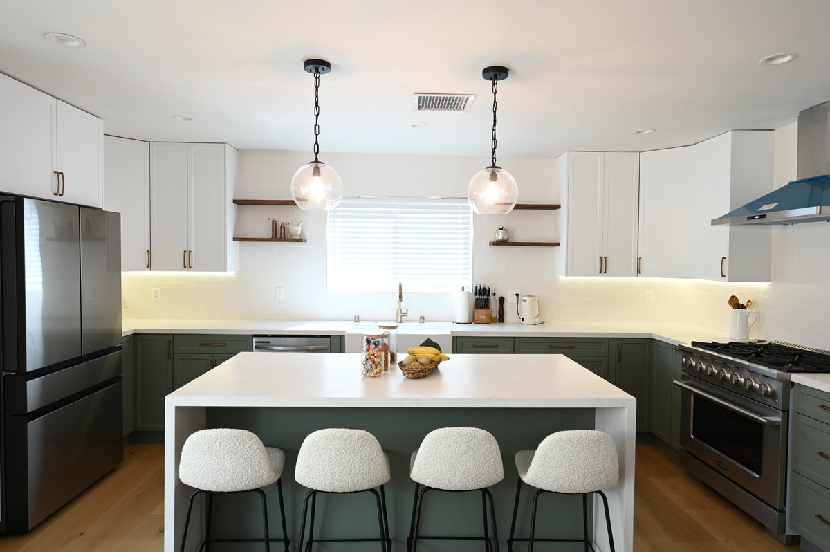 Rndbuilders's tweet photo. West Hills Complete Home Remodel 🏡✨
A Blend of Modern Design and Functionality 🔥💫

With a bold green and white kitchen cabinets, elegant Caesarstone quartz countertops and white oak hardwood floors.

Ready to see your dream home come to life? Let’s make it happen! 📝💻📞 https://t.co/pSAoHBFl9D