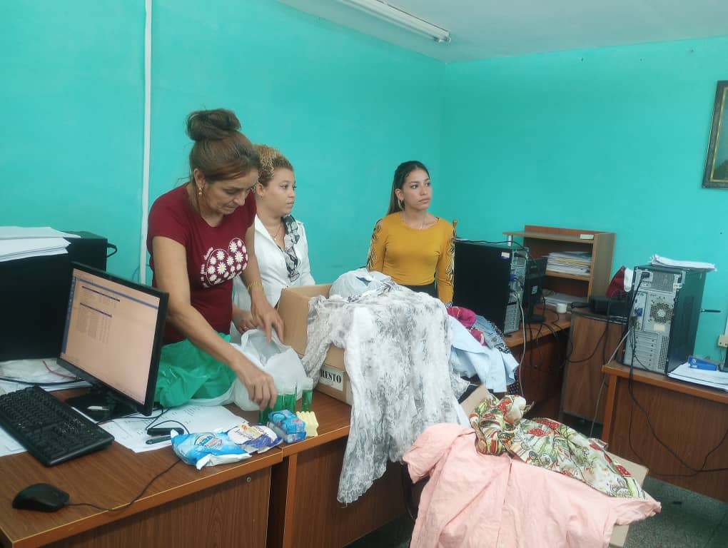 El programa <a href="/AdultoMayorDGS/">Adulto Mayor DGS LT</a> avanza y el servicio de Geriatría del  Hospital Ernesto Guevara se hace presente en nuestro centro,  con un gesto noble lleno de bondad y humanismo un donativo para nuestros abuelos GRACIAS #PorLasTunasLaVictoria #CubaEsAmor #CubaPorLaVida #CubaEsSalud