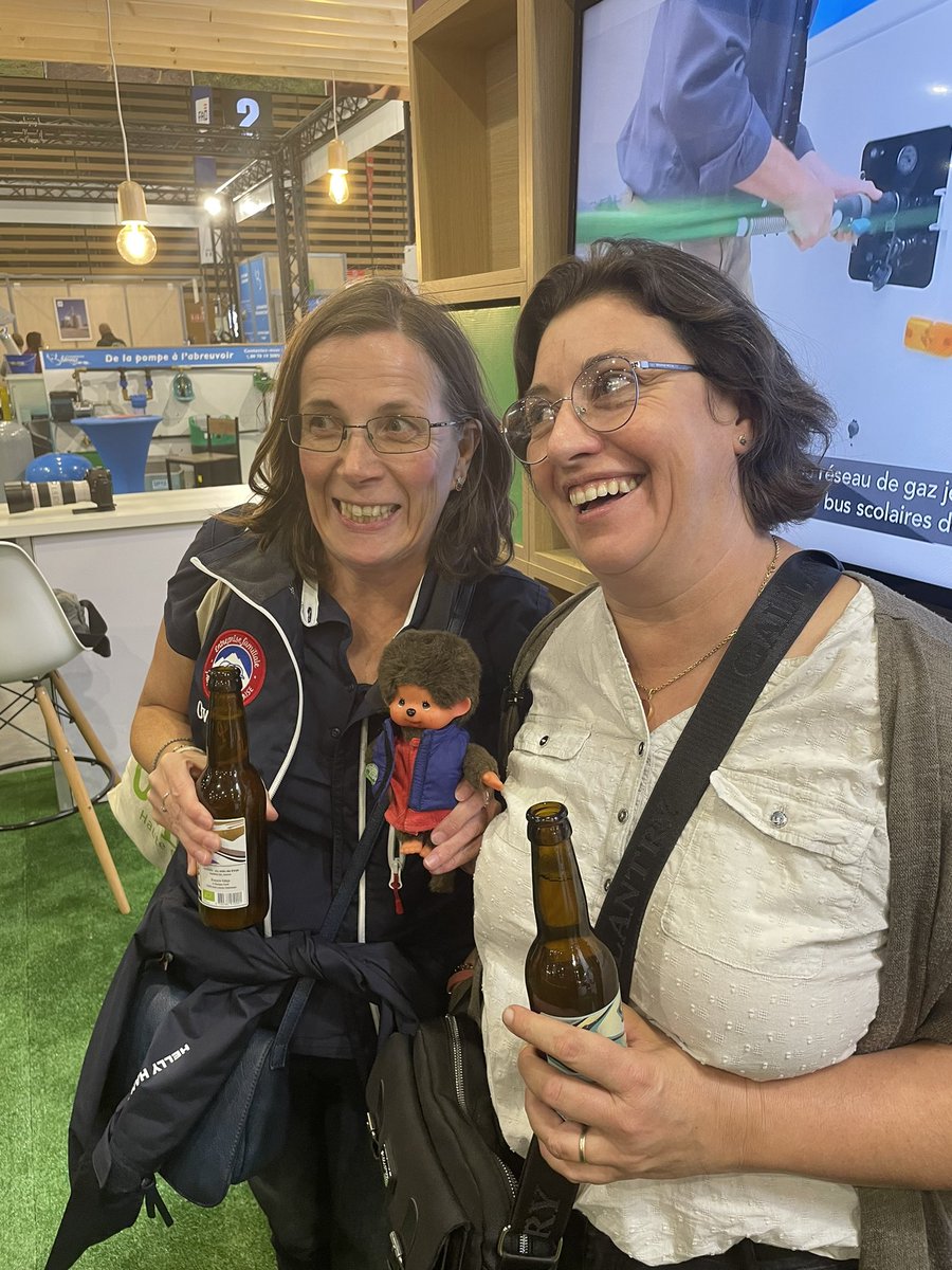 Fragritwittos's tweet photo. Et il est bien arrivé au tweet apéro #FrAgTw du @SommetElevage !!!
Il a même trouvé une vache un peu bizarre 🐮
Merci pour l’accueil @filbiniou 🍻 https://t.co/x5fngXzaz8