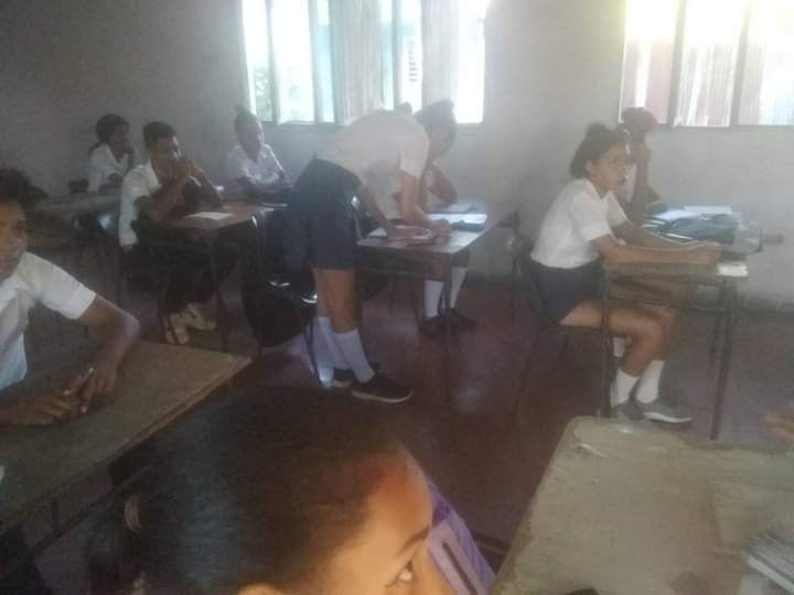 Momento en que se procede a abrir el ensayo en seco de Matemáticas en el Centro Mixto Arnaldo Nueva Paz.
#CubaMined
