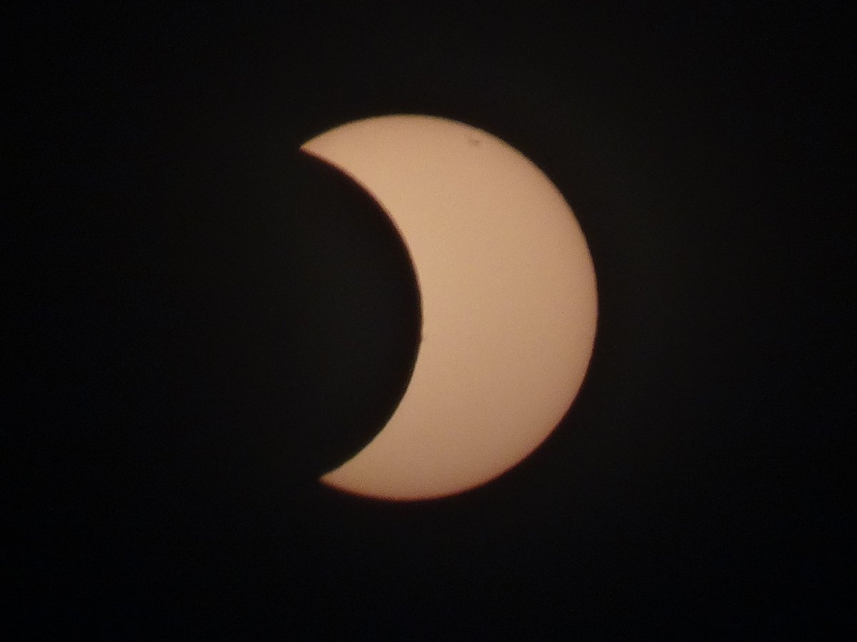 Alexastro_'s tweet photo. From my home with my basic camera 😍 Sunspots are clearly visible 😮 https://t.co/aHJNI699Mr