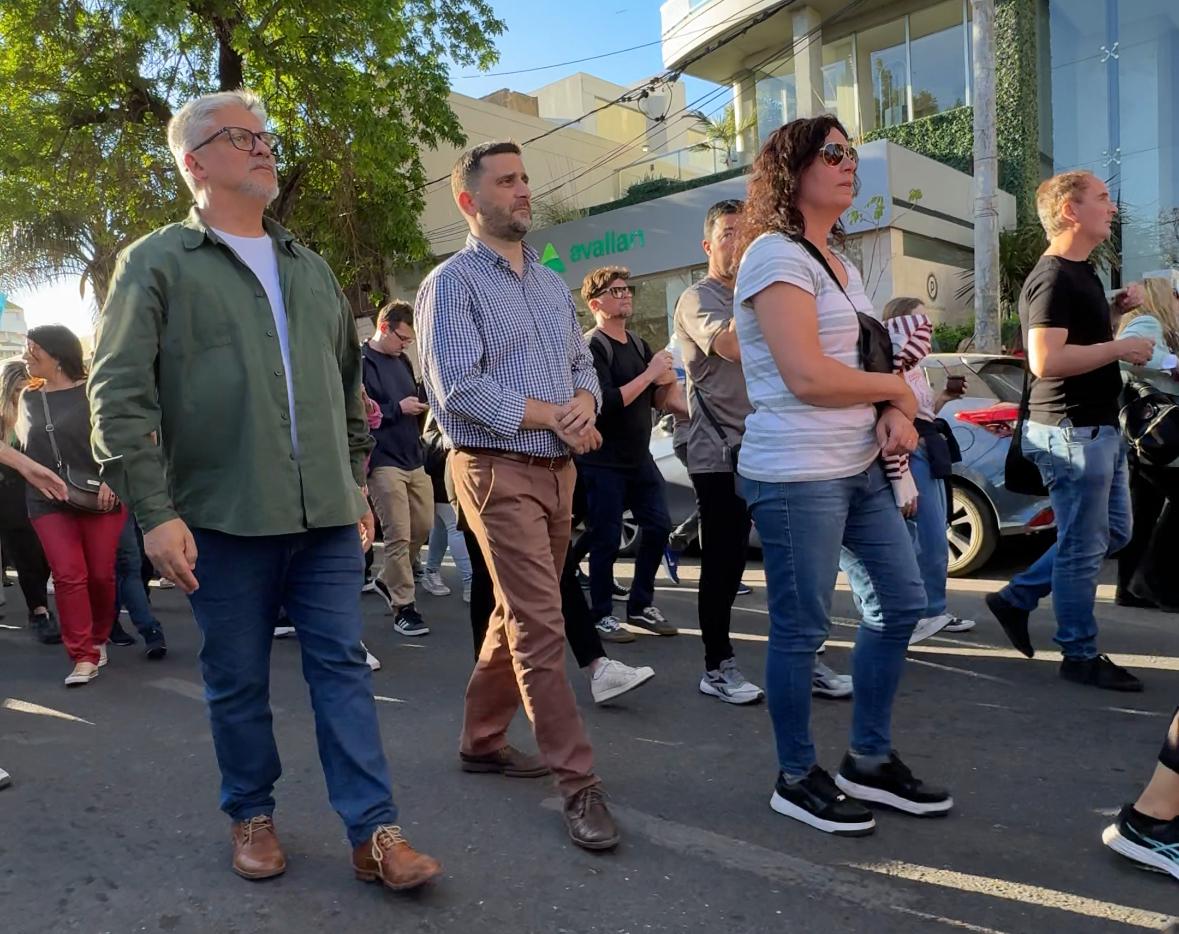 mcuvertino's tweet photo. Otra vez en la calle en defensa de la #UniversidadPública, motor del desarrollo y de la transformación social. 
Vetar la Ley de Financiamiento Universitario es frenar la producción de conocimiento, cortar el futuro de millones de argentinos y desconocer la voluntad expresada democráticamente en el Congreso Nacional. 
#UniversidadPúblicaSiempre
#MarchaUniversitariaFederal